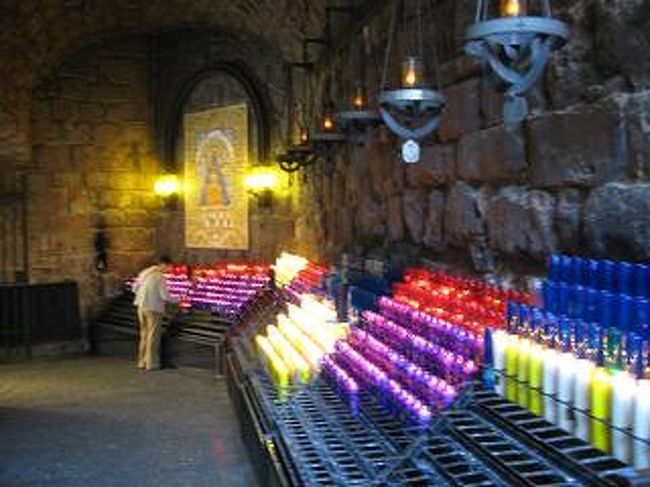 巡礼者が供えるろうそく。