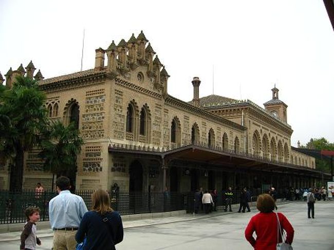 トレドの駅。急に中世のに紛れ込んだような感覚になりますね。<br />三方をタホ川に囲まれた街トレドは、560年に西ゴート王国の首都でした。<br />711年から4世紀の間イスラム教下にありましたが、<br />その後レコンキスタによってキリスト教の時代になります。<br />イスラム・ユダヤ・キリストの３つの文化の変遷と融合によって<br />独自のたたずまいがある街でした。<br /><br /><br />マドリッドのアトーチャ駅から高速鉄道AVANTで30分。