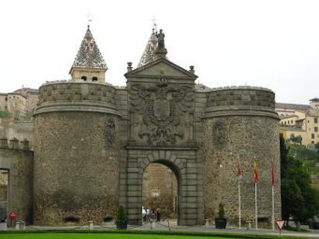 ビサクラ新門。トレド旧市街へはここをくぐってから。