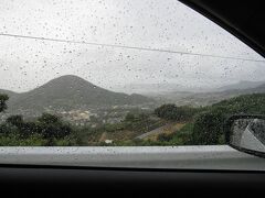 ■五台山より
いくらか雲が薄くなり小雨になってきた。
山を下りる途中、これから向かう高松駅周辺がチラリと見える。
うっすら見えるのは屋島かな？
２日間に渡るドライブももう一息、のんびり走って行くことにしよう。