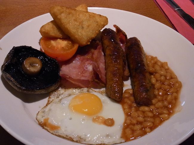 British Breakfastという感じ！<br />今回宿泊は朝食なしにしたので<br />朝から近くのｶﾌｪでがっつりいただきました！