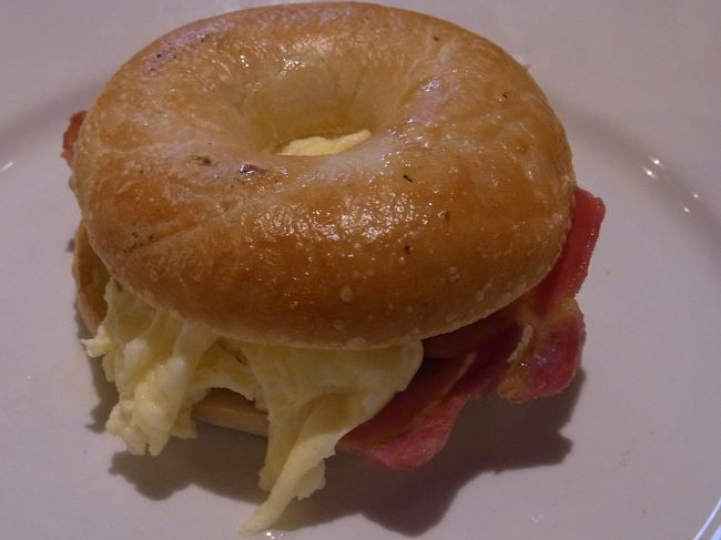 こちらは私がいただいたベーコンエッグベーグル！<br />ボリューム満点でおいしかったーーーー！