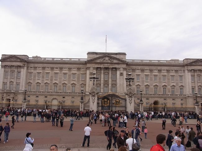 バッキンガムパレスに入り口にやってきました！<br />12時から交替式があるというので11時すぎから<br />このあたりをウロウロしていたのにその日は<br />残念ながら交替式なし(*/□\*)<br />ちゃんと調べて来ればよかった・・・