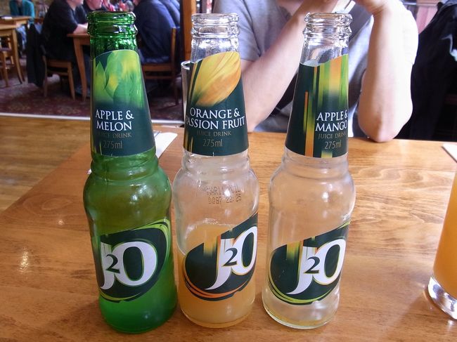 イギリスで暮らしていたときにお世話になったJ2O！<br />未だ健在でした！<br /><br />お酒もそこまで飲めず、炭酸も苦手だった当時<br />みんなでPubに行っても飲む物がなかった私の<br />救いとなってくれたのがこのJ2Oというフルーツミックスジュースｖ(。・・。)<br /><br />左から<br />アップル＆メロン<br />オレンジ＆パションフルーツ<br />アップル＆マンゴー<br />の３種類！<br />日本にはあまりない組み合わせですがどれもおいしい☆