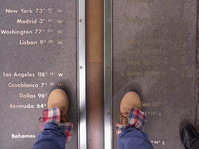 またいで見ました！<br />見づらいですが右足の２つ上に<br />Tokyoは東経139.45と記載がありました！