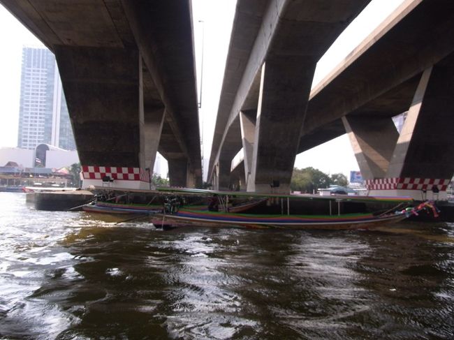 サバーンタクシンの船乗り場。<br />向こうにはたくさんの貸しきり？タクシー？の船が見えます。私たちは大きな乗り合いの船に乗りましたが、乗り場の近くで、早速客引きに捕まりました。<br />チケットの販売時間は終わった！と言って、自分たちの持っているチケットを売ろうとします。<br />いらないと断って、チケット売り場に行くと、<br />ちゃんと売っていました。（・・　やっぱり。<br /><br />彼らに乗ると、タクシー船のような貸切の船になるようです。もちろん高い値段を言ってきます。<br />気をつけましょう〜♪