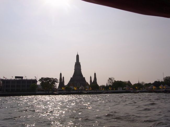 暁の寺院が見えてきました。三島由紀夫の本はいまだ未読です。旅先の縁の本では、他に遠藤周作のルーアンにちなむ本もいまだ未読であります。老眼になる前に、本を沢山読んでおきましょう。(^^; 言い訳ですが。