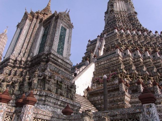 この書き込み編集は初めてのipadでしています。<br />さて、うまく使って行けるでしょうか。<br />何を使おうが、結局は時間との相談でしょうけれど。<br />2010・07・14<br /><br />ところで、この暁の寺院の後で、ザ・デッキというレストランに行きましたが、やはり眺める場所としてはとてもいいですね。おすすめします。<br />渡し舟に乗ると、向こう岸にあります。船着場を降りて少し歩きますが、ちょっと分かりづらいかもしれません。