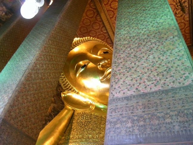 久しぶりに更新しようとしたら、画面が変更に？なっていました。<br />光陰矢の如し。(・・<br /><br />対岸を渡って寝転んでいるお釈迦さまの所へ。<br />設置の関係で、さほど変化のつけようがない角度から一枚。