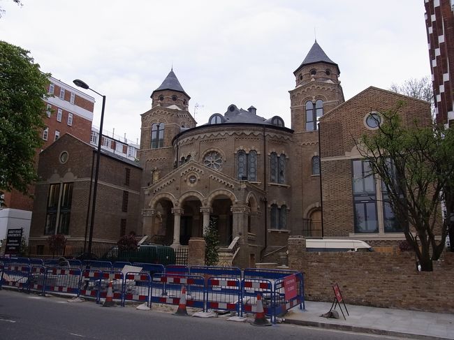 Apple Studioの斜め前くらいにあった<br />ステキな教会！<br />この感じが気に入ってﾊﾟｼｬﾘ☆