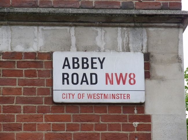 以前ベンチのすぐそばにあった<br />落書きいっぱいのAbbey Road看板がなくなっていたので<br />住宅に貼り付いていたのをﾊﾟｼｬﾘ☆