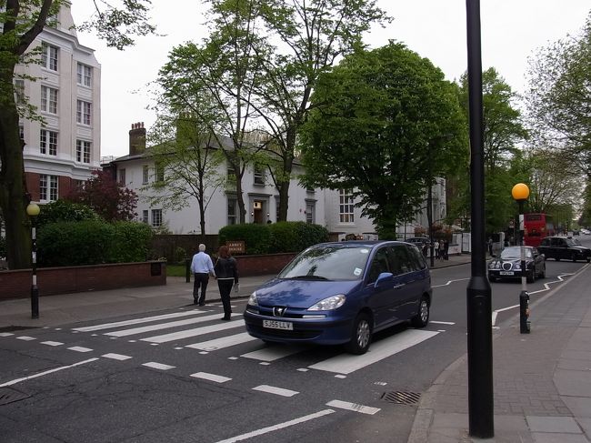 こちらがアルバムジャケットで有名な横断歩道！<br />ちょうど家族4人だったのでBeatlesごっこしたかった<br />のですが、交通量が結構あったので断念しましたｗ<br />