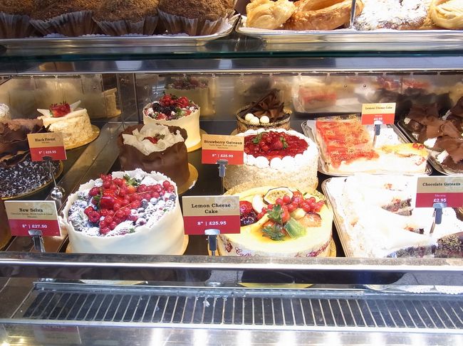 Piccadilly Circusにあったｶﾌｪのｹｰｷを隠し撮り♪