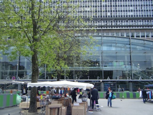 Paris Montparnasse(パリ、モンパルナス)の駅。パリに着いてまずICEの再予約。なぜかというと、先日予約したはずの券が4/28になっていて変更するため。<br />モンパルナス駅のsncfの窓口はどこに並べばいいのかわからんぞ。で、交換して欲しいことを言ったらe10x2とな…　買い直しか…　やはりその場で言わないとダメだな。教訓。