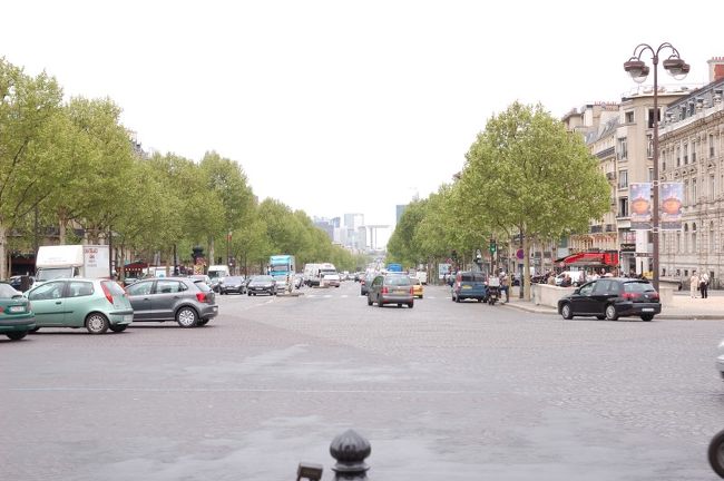 ちなみに凱旋門はロータリーの真ん中にあるので地下からしか行けません。あゆのプロモでみたあれはパリじゃなかったっけ?