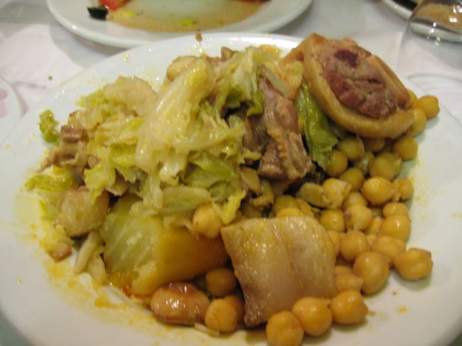 マドリッドの郷土料理、コシードというポトフです。ボリュームあります。