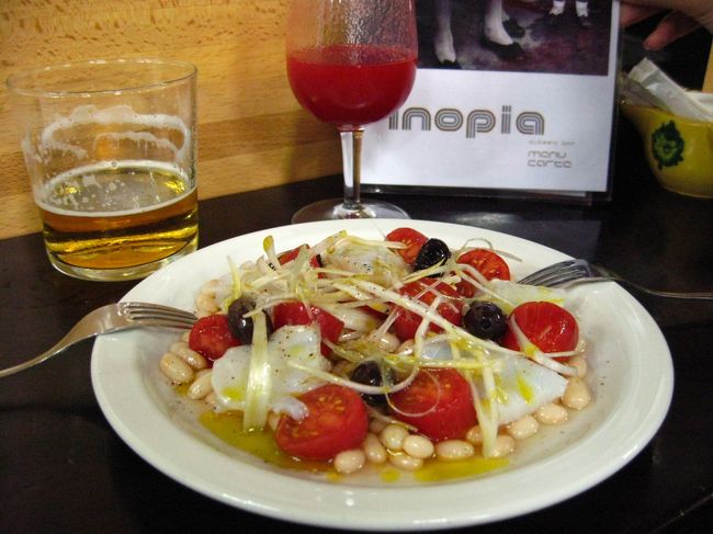 inopiaというバルで。ヤマモモのワインとたらのカルパッチョ、