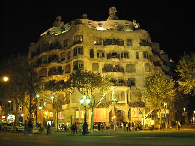 カサ・ミラは夜みてももきれいです。