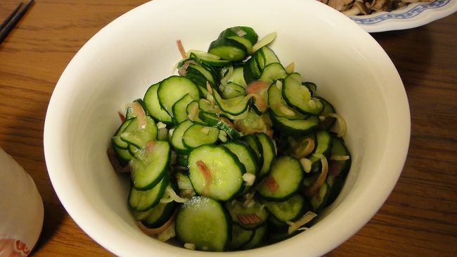 きゅうりの塩もみにミョウガを刻んで入れました。<br />これ、好きな食べ方です。
