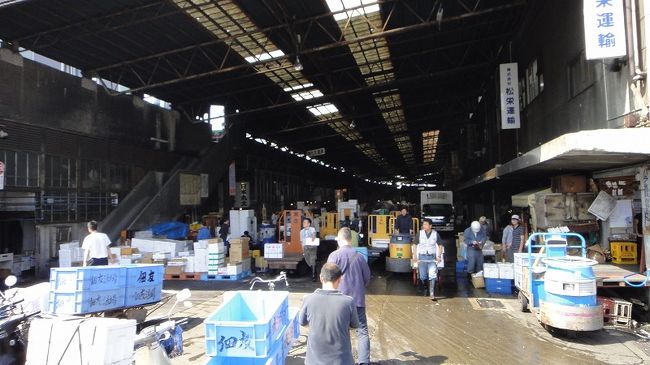 すし屋地帯を素通りして、場内へ。