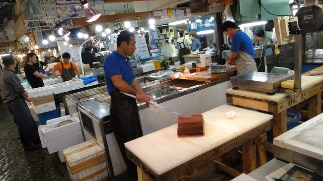 刀のような包丁でマグロを切ってました。