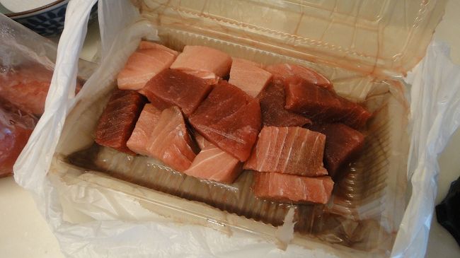 築地で買ったマグロの切り落とし。<br />500円だった。