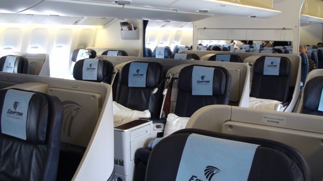 座席の配列は２−３−２。<br /><br />後方に写っているエコノミークラスは３−３−３でした。