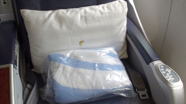 各座席に置いてある枕と毛布。