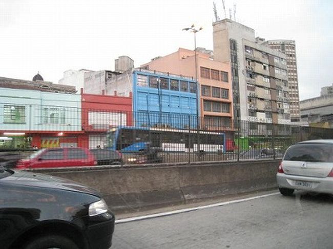 二人でバキバキになるまでマッサージを受けたらサンパウログヮルーリョス国際空港へ。<br />途中車の混雑でチェックイン時間に間に合うか冷や冷やしたけれど<br />「間に合わなかったら残る？」と聞く叔母の問いに『いいの？』と言いたかった本音。<br />本当にそれが叶うならそうしたいくらいあっという間の一週間。<br /><br />空港でチェックインの列に並ぶ。<br />整理ロープの向こう側でずっとそばにいてくれる叔母。<br />別れるのが名残惜しい。<br /><br />人の列が進み、これ以上進むと叔母と離れてしまうと言う時にいよいよ最後のお別れ。<br />叔母とHUGして頬をすり合わせてキス。<br />これをしたら本当に寂しくなってしまった。<br /><br />『寂しいね。』<br /><br />車の中からずっと言っていたけれど、ここで別れたらまたしても「地球の裏側の人」になってしまう。<br />それでも別れの時は容赦なく押し寄せてくる。<br />「また来てね！」「また来ればいい」「次はもっと長くね」<br />20数年ぶりにあった叔母。<br />顔も覚えていなかった叔母だったけれど、たった一週間。されど濃厚な一週間を贈ってくれた。<br /><br />「じゃーね！」<br /><br />と別れた叔母はすぐさま我々に背を向けた。<br />それはきっと私と同じ気持ちだったのだと思う。<br />顔を見ていたら泣いてしまいそうだったからだ。<br /><br />しばらくたって振り向いて最後にバイバイと手を振る。<br /><br />これで本当にお別れ。<br />ホロリと泣けてきた。<br /><br />『寂しいね。』<br /><br />思わず口を突いて出る。<br /><br />「良かったじゃない、ねぇ？」<br /><br />意外とあっさりとしているﾊﾊ。<br />ﾊﾊの年からしてこの24時間以上のフライトに耐えられるかわからないので<br />もう逢えないかもしれない妹との別れだと言うのにこんなにもあっさりとしているのか？ﾊﾊ。<br /><br />そんなこんなで我々のブラジルでの日々叔母との時間が終わってしまったのでした。<br />地球の裏側へ行ったにしてはあまりにも短い時間でした。