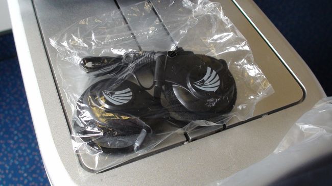 配られたイヤホン。<br /><br />エコノミークラスと同じ物。<br /><br />使用後はお持ち帰りOKとのこと。<br /><br />ノイズキャンセリングタイプではありませんでした。<br />