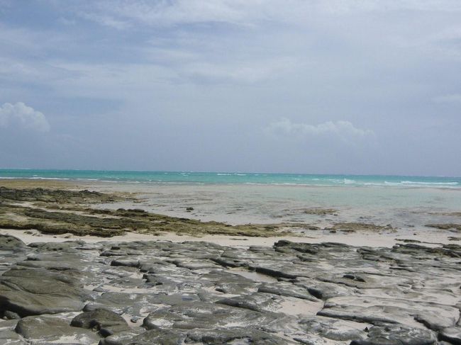 畳石です。車でいける離島、奥武島の南側にあります。写真ではわかりづらいですが、五角形や六角形の石が畳のように敷き詰ています。亀の甲羅のよう。<br />とにかく、海がきれいでした。