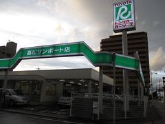 ■17:50　プリウス・ゴローさん帰宅
高松駅が近付くと、香川県に入ってから降っていた雨が霧雨に変わってきた。
今夜は高松駅前で宿泊するので、先にホテルに寄って荷物を預けてから、プリウス・ゴローさんを“おうち”(笑)へ送り届ける。
徳島駅前からの２日間で、合計１６カ寺を一緒に参拝したプリウス・ゴローさんの万歩計、じゃなかった(笑)、走行距離は２９６km。
ガソリンスタンドには立ち寄らず、営業所で現金精算の手続きを執っている間に、プリウス・ゴローさんは自分の部屋に入って早くも寝たらしい(爆)。
２日間お疲れ様〜。