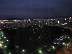 ■部屋からの眺め・夜景編③
少し右へ向くと高松市街。
手前の暗い一角は高松城跡がある玉藻公園。
おや、あの建物は・・・。