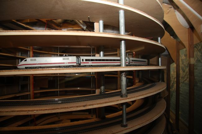 この仕掛けと言うか・・・腰の高さのレイアウトから、２メートル近くらせん状に登っていきます。通路をまたぐ橋につながるんです。