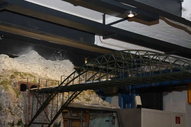 そしてこの橋を渡って隣のエリアに行くと