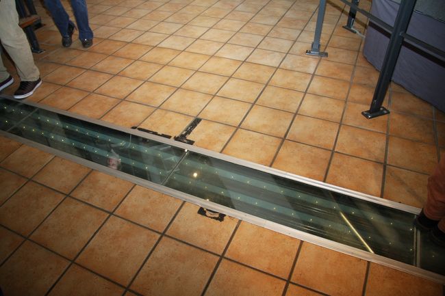 今度は、床下を線路が走っています。強化ガラスでカバーしているみたいです。