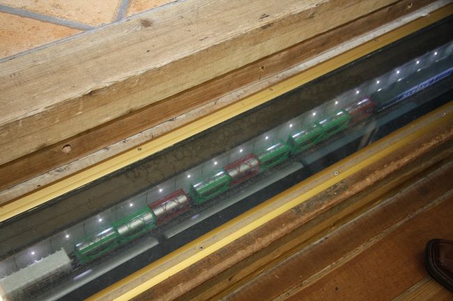 ちゃんと列車走りますけど・・・脱線したらどうするんでしょうかね。