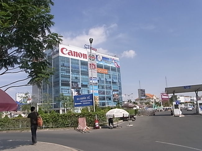 新しくなったタンソンニャット空港の近くにはショッピングセンターのようなものが出来ていた。乗り継ぎで4時間くらいという中途半端な時間が余っていたので、ホーチミン市内へは行かずにこの辺をうろつくことに。