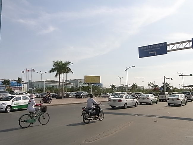 こんなにひろーい道路でも、例のごとく信号はない。<br />意を決して渡る。<br />それにしても日差しが痛いくらいに暑い！！