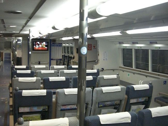 神戸空港から関西国際空港までは高速船です。20:00出発の船はガラガラ。乗客は自分ひとりかと思っていたら出発間際に男性が乗ってきましたのでお客さんは計２人のみ。