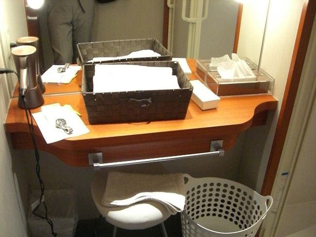 まず関空では出国審査後にシャワーに直行。新しくできた有料ラウンジ内でシャワーブースがあります。１日仕事で汗をかいていたのですっきり。バスタオル・フェイスタオル・石鹸・ドライヤーは用意されていて<br />充分な脱衣スペースもあり３０分５００円は安すぎます。男性なら３０分もあれば大丈夫でしょう。