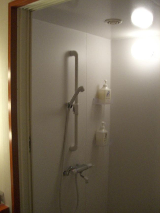 シャワーの写真、見えませんがこの右側には洗面台がありよくホテルにあるシャワーブースの広さの２倍はあるゆったりとした作りです。仕事終わりに飛行機に乗る方にはお薦めです。