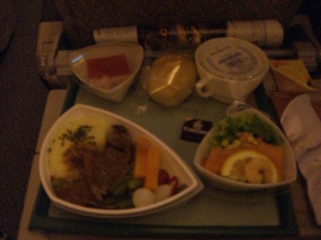 関空23:15発エミレーツ航空ＥＫ317便でドバイに向かう最初の機内食です。一応軽食ということで離陸からまもなくのことです。スモークサーモン・ビーフソテー・ラズベリームース・チョコです。希望すればカップラーメンももらえます。しかも最近エコノミーでは珍しいメニューもくれました。又この機材はボーイング777-300ER、さすがエミレーツ最新の機材が多いです。