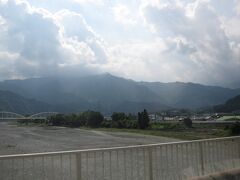 ■石鎚山①
西条ICで松山道を下りると、車窓からは西日本最高峰の石鎚山系が見えてくる。