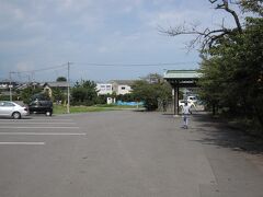■10:30　前神寺に到着
住宅街の中を抜けて、山の麓にある寺の駐車場に入る。
いつもの参拝ガイドブックを確認してみると・・・えっ、これが総門なの？
随分と小ぶりでシンプルだこと。
（⇒クチコミ「前神寺−本堂近くの御滝不動尊」
http://4travel.jp/domestic/area/shikoku/ehime/niihama/saijo/tips/10153242/）