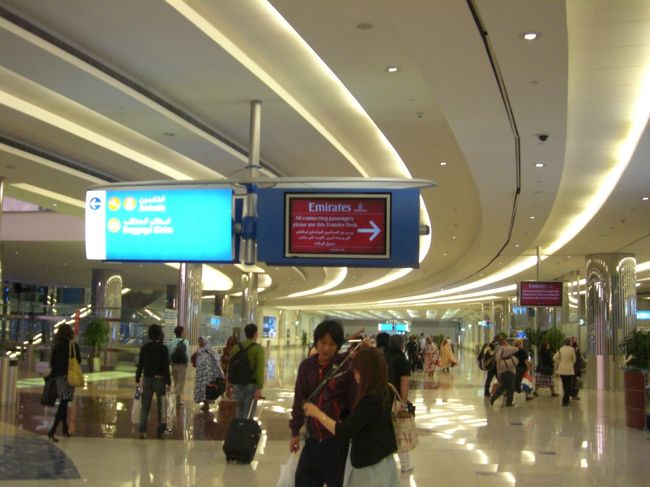 空港内の様子です。眠らない空港ですからお店も全て空いています。あまり興味のそそられる店はないですがレストランは高級そうな店がいくつかあります。現地時間朝5:00頃です。写真では分かりにくいですがこの時間でも空港内は沢山の人でした。