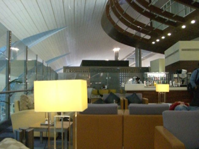 次の飛行機まで３時間あるのでマルハバラウンジという有料ラウンジで休憩、確か2時間か3時間で約４０００円、支払いは現地通貨ディルハムかクレジットカードのみでした。