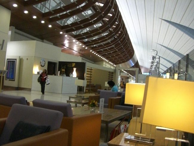 ラウンジの写真です。ここで２回目の朝食をとりました。ビュッフェコーナーがありお金は取られません。長いソファーもあるので靴を脱いで睡眠もできます。