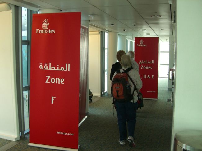 手前を曲がると２階席、奥は１階席につながります。