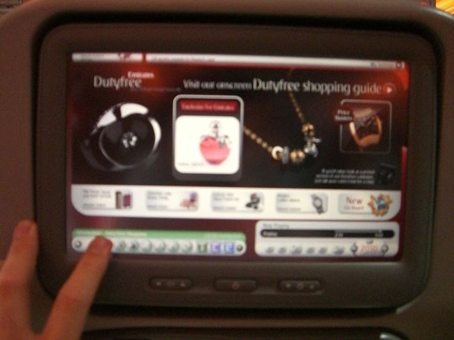 個人液晶、通称ICEの写真です。タッチパネルで１０インチと大型、機内免税品からかなり多くの映画・ドバイの紹介ビデオ・ラジオ・テレビ番組（さすがに録画）・何曲あるかすら分からない音楽が聴けます。関空からのボーイングにも同じものがついています。ところが私の席のＩＣＥは絶不調、タッチパネルが紅海の上くらいできかなくなりＩＣＥ付属のＵＳＢでipod<br />を充電しながら音楽を聴きながらパリのイメージトレーニング！ちなみに電源もアームレストについています。